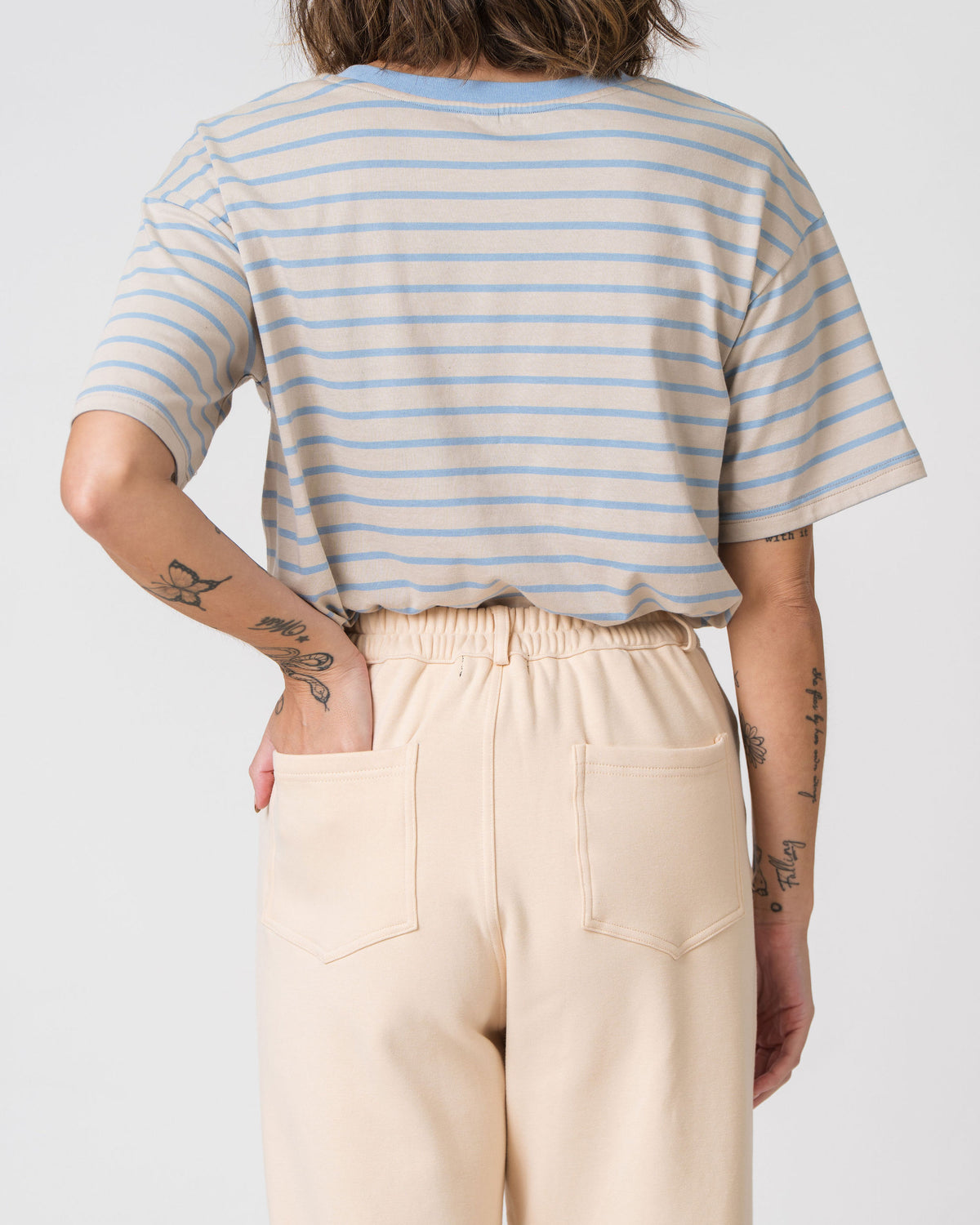 Close-up of the elasticated waistband and back patch pockets on the Lenelly Mish sweatpants in apricot