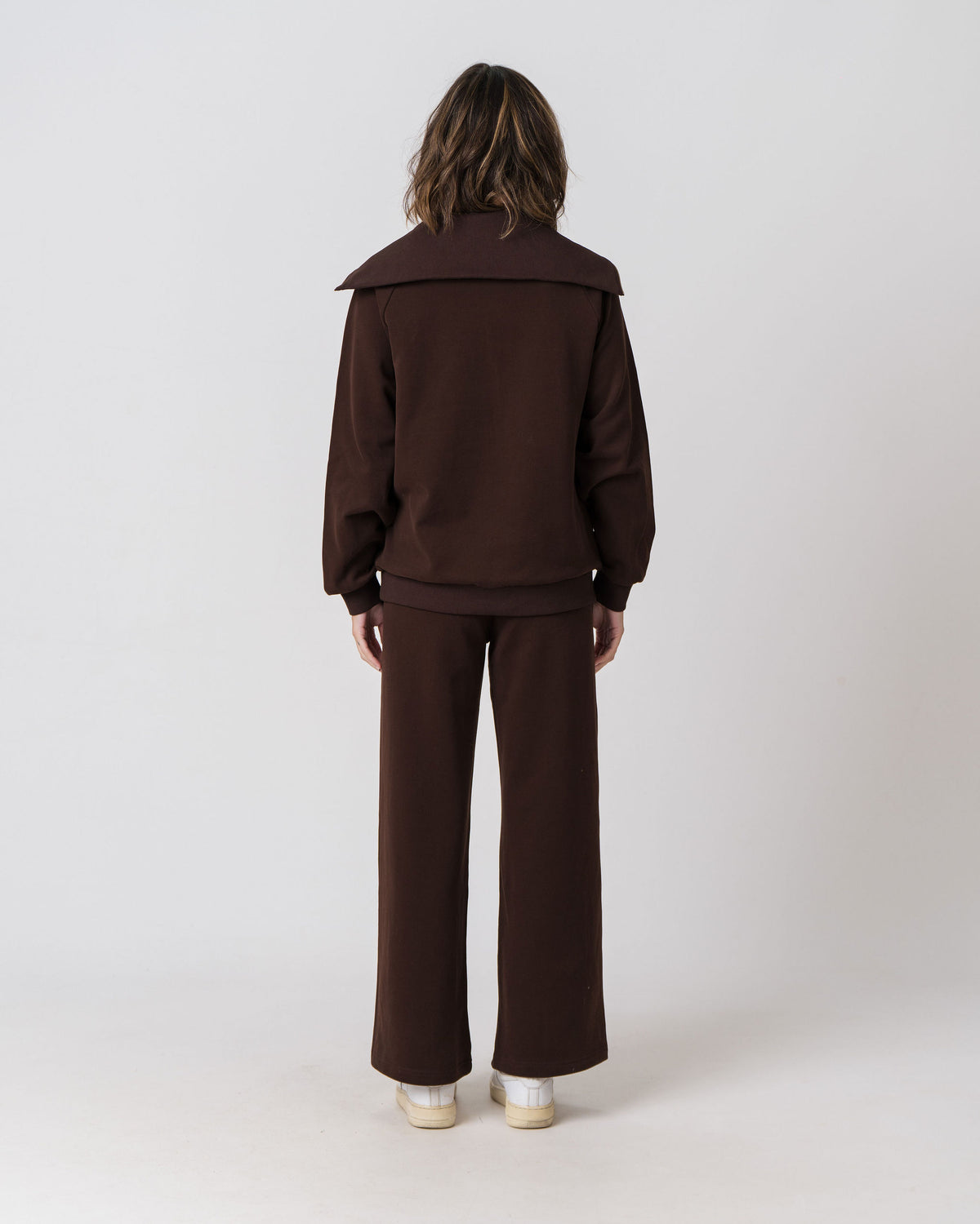 Back view of the Lenelly Mish half zip sweatshirt in chocolate with the matching sweatpants, showing the oversized fold-over collar