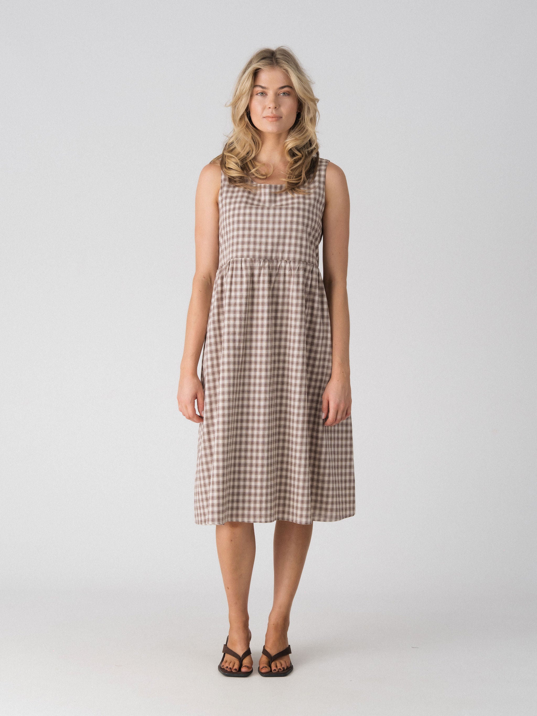 Lenelly Nila plaid midi dress in beige and brown check, a sleeveless breastfeeding-friendly babydoll dress, front view on a white background