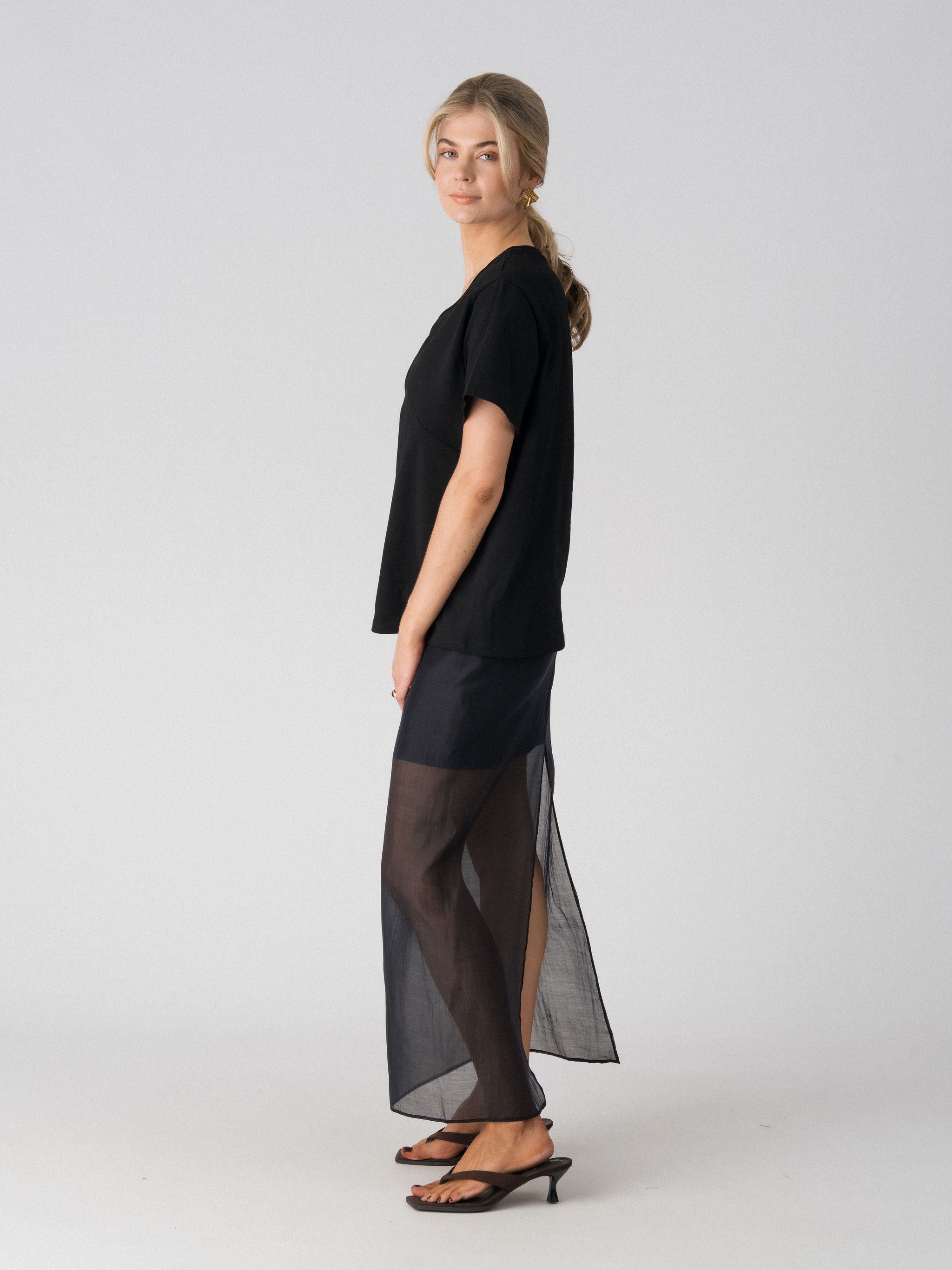Lenelly Avery V-neck tee in black, side view showing the relaxed oversized fit