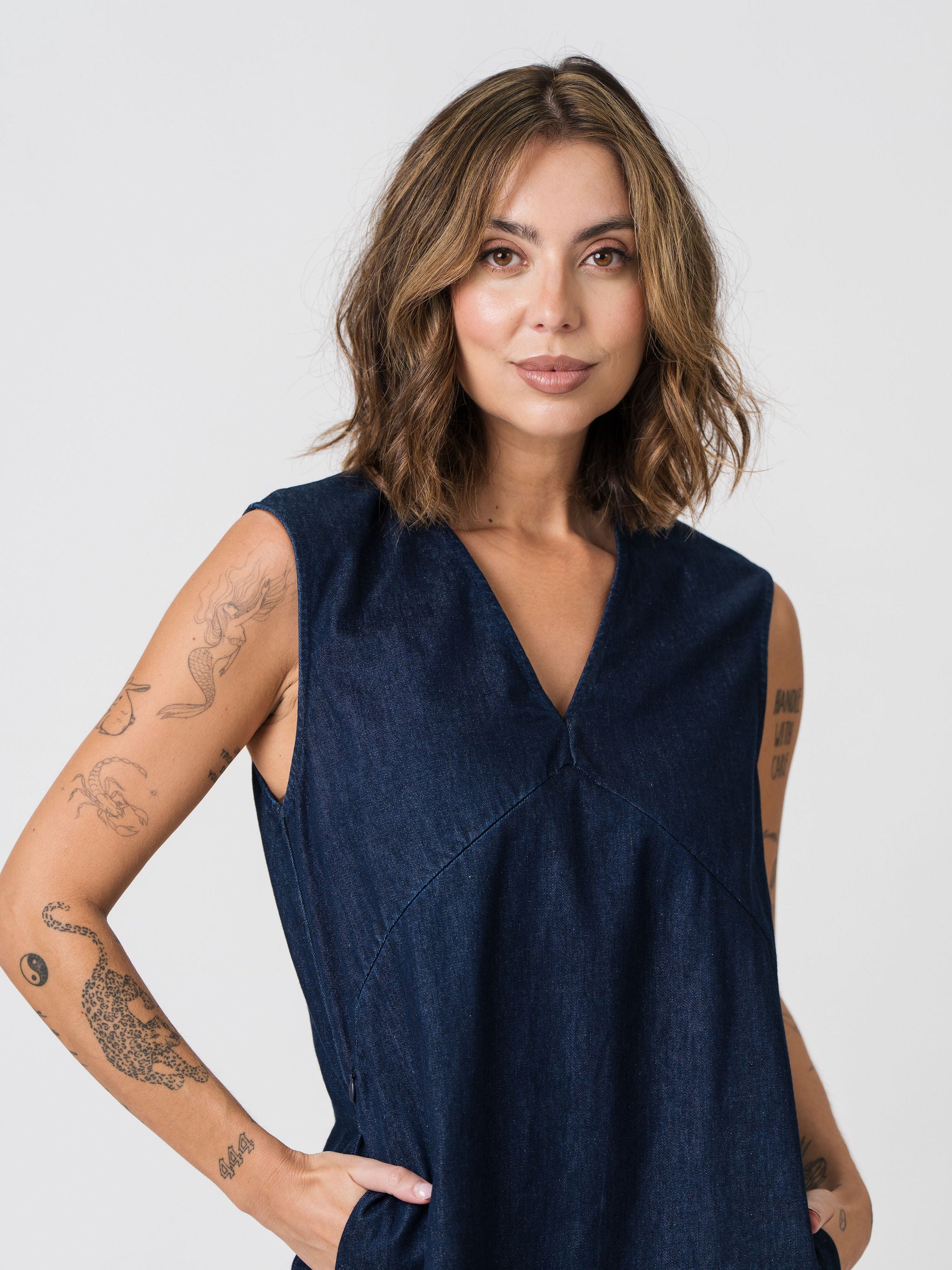 Lenelly Frankie denim dress in indigo, close view on a white background