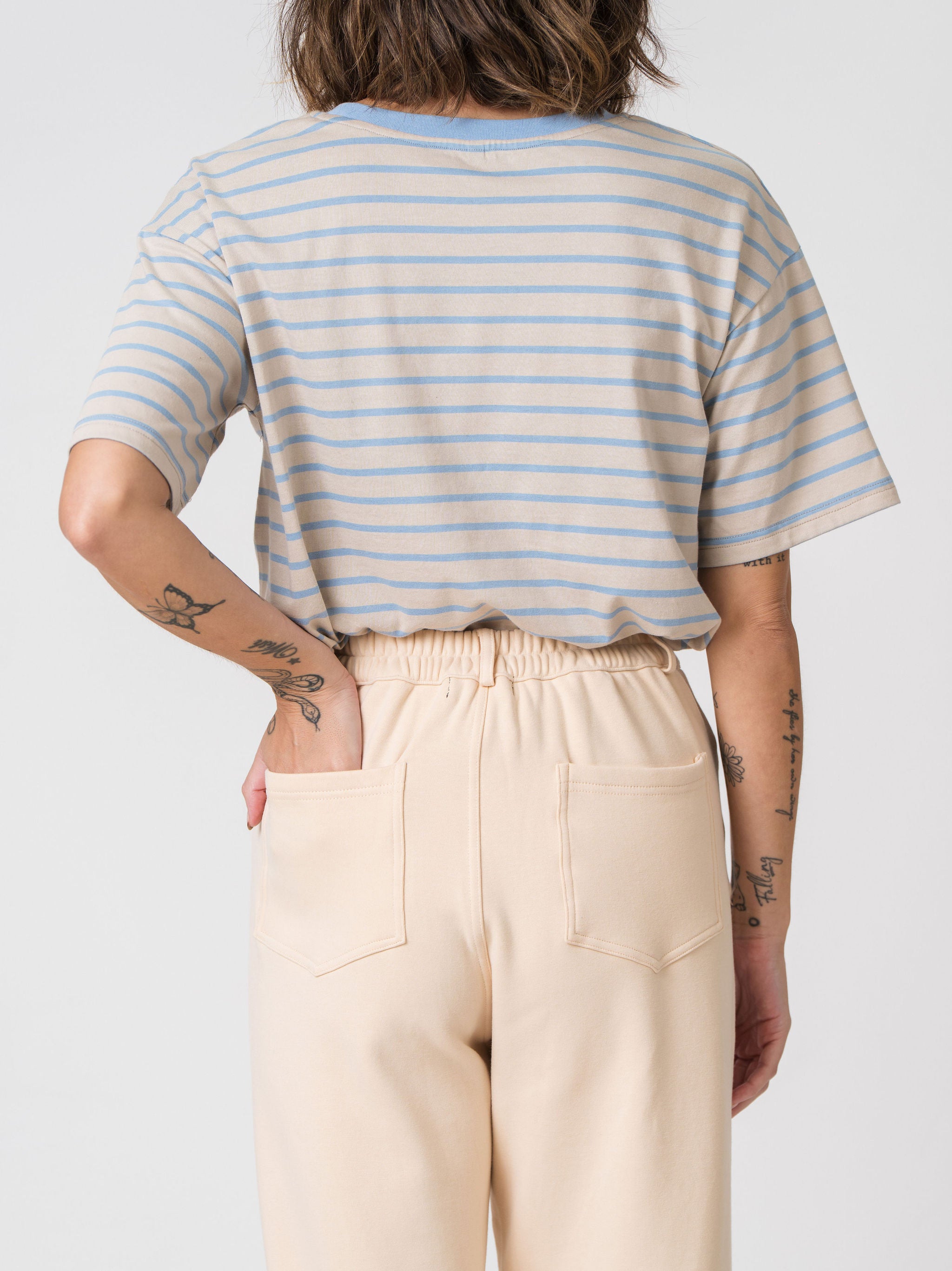 Close-up of the elasticated waistband and back patch pockets on the Lenelly Mish sweatpants in apricot